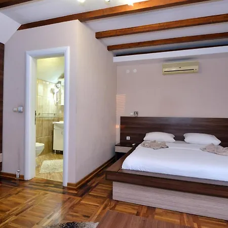 Garni Kaca Bed & Breakfast 4*